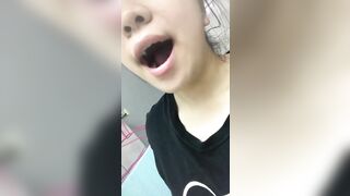 Con nhỏ nì, mới tí tuổi đầu, đã làm trò khó coi, tự quay clip rồi đăng lên MXH!