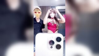 Các em gái xinh livestream show hàng