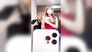 Các em gái xinh livestream show hàng