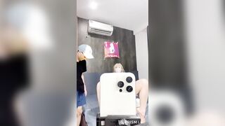 Các em gái xinh livestream show hàng