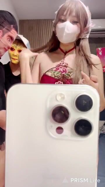 Các em gái xinh livestream show hàng
