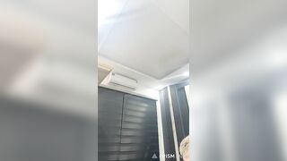 Các em gái xinh livestream show hàng 2