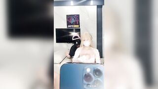 Các em gái xinh livestream show hàng 2