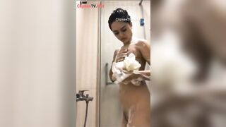 Quay lén e học sinh tắm rửa lồn bóp vú bị phát hiện