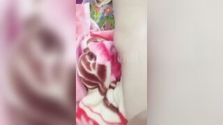 Độc lạ, Được bạn thân nhờ bôi thuốc ở lồn rỉ cả nhớt ở lồn ra