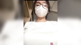 E gái Nạmi11 cởi đồ thủ dâm lén trong thư viện bị bác bảo vệ phát hiện