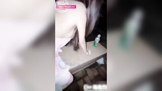 quấy rối em gái mình trên băng ghế đá trong khuôn viên trường và có nguy cơ bị lộ