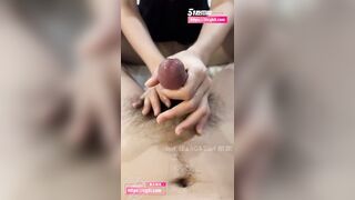 cô ấy quay mông tròn và đầy đặn của mình và cho tôi một footjob với đôi chân vớ