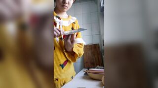 EM GÁI THỦ DÂM BẰNG KHOAI(TELE: HOCSINHTOICO)