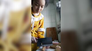 EM GÁI THỦ DÂM BẰNG KHOAI(TELE: HOCSINHTOICO)