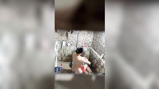Đêm hôm mà chị hàng xóm tắm rửa kĩ quá
