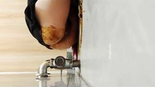 Đi đái mà say sỉn đến nổi ngất xỉu, bị tên biến thái lợi dụng cơ hội sờ lồn.
