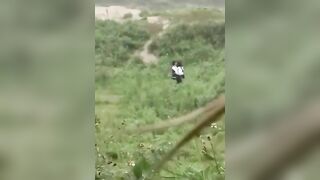 Quay lén hai em học sinh đụ nhau ngoài bãi cỏ