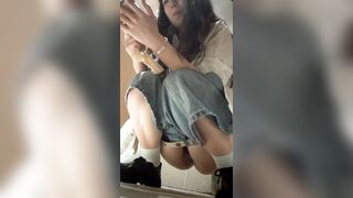 Quay lén nữ sinh đi đái, cái lồn công nhận là đẹp