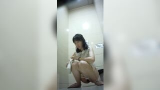 Quay lén nữ sinh đi đái, cái tướng như tiểu thư