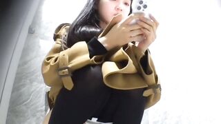 Quay lén 2 nữ sinh đi đái
