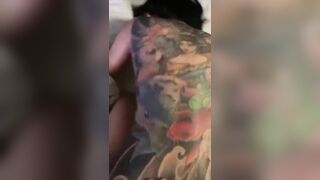 Chị đại xăm trổ kín lưng nhưng vẫn nứng lồn và bị địt như bình thường. Full in cmt