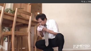 Con dâu thủ dâm quên mặt quần lót bị bố chồng phát hiện