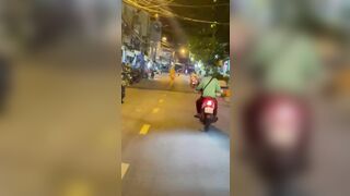 Full Clip Gái Nước Ngoài (Nga) Khoả Thân Đi Bộ Giữa Phố Nha Trang 2