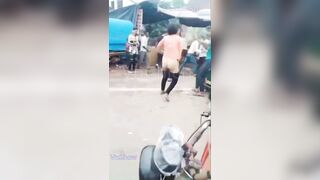 Sao lại tụt quần đánh nhau như thế này  Hóng Hớt Đường Phố