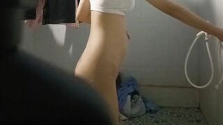 Em gái non tơ tắm 2