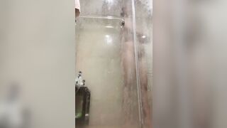 Chị gái chubby lồn múp vú to vừa tắm vừa gọi điện cho trai