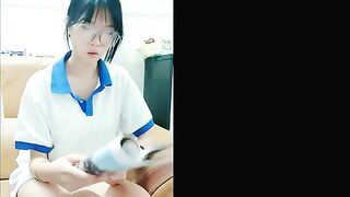 Em học sinh đang livestream thì bị anh người yêu đè ra chịch ngay trên live luôn