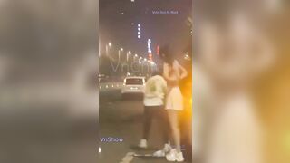 Giận người yêu em gáilột luôn quần áo giữa đường banh lồn vú cho người lạ nhìn