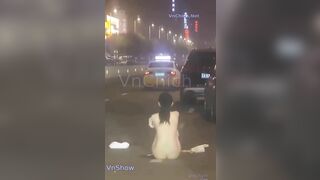 Giận người yêu em gáilột luôn quần áo giữa đường banh lồn vú cho người lạ nhìn