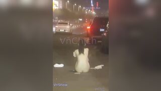 Giận người yêu em gáilột luôn quần áo giữa đường banh lồn vú cho người lạ nhìn