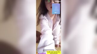 Học sinh c3 VN show hàng cho bạn thân 2