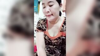 Chị gái mũm mĩm ở nhà một mình nứng lồn quá thủ dâm với dưa leo cho sướng lồn 2