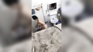 Quay lén chị gái tắm 2