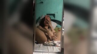 Móc trước gương