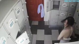Quay lén phòng thay đồ ở bể bơi gặp đúng em sinh viên bú to