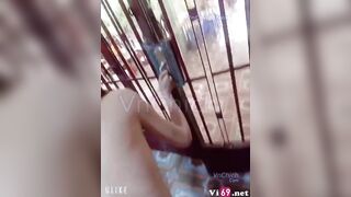Làm tình với em ở giữa nhà còn mở cửa gọi hàng xóm qua xem