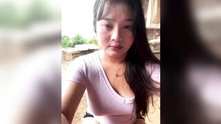 Em gái chubby vú to hàng múp ra đường khoe hàng thủ dâm