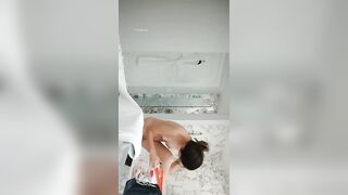 Quay lén bé học sinh tắm
