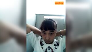 Brs HS lông nách thủ dâm trong toilet trường học