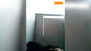 Brs HS lông nách thủ dâm trong toilet trường học
