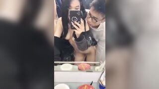 Đụ con bạn thân xinh xắn mặt dâm trước gương cực phê