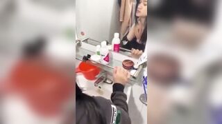 Đụ con bạn thân xinh xắn mặt dâm trước gương cực phê
