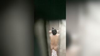 Siêu phẩm chị gái nứng quá, vừa tắm vừa tập thể dục