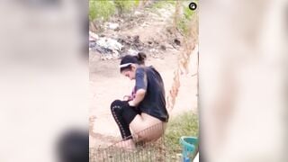 Em gái đái bậy dâm đãng