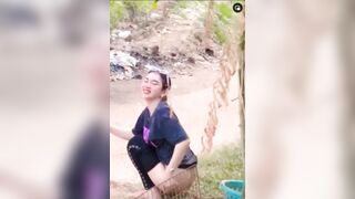 Em gái đái bậy dâm đãng