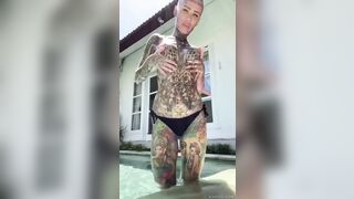 Cô gái tự hào về hình xăm kín người