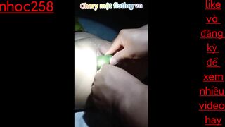 Thủ dâm cho em gái mới lớn một lúc 2 trái dưa leo để giúp cho em sướng lồn