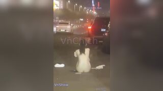 Chia tay đòi quà, E học sinh lột hết quần áo lộ lồn ngay trên cao tốc