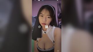 Móc cả 5 ngón tay vào lồn em sinh viên vú to thủ dâm dâm đãng