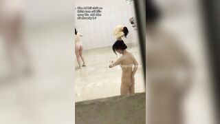 Rủ Con Bạn Thân Đi Bơi Xong Đặt Cam Quay Lén Lúc Nó Tắm Tráng Trong Nvs Nữ